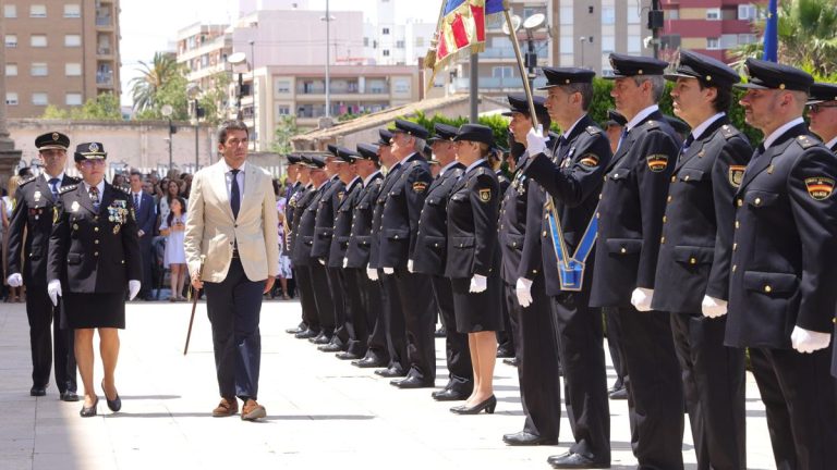Mazón defiende condecorar a los policías que lo escoltaron tras El Ventorro: «Dudar de las fuerzas de seguridad es injusto»